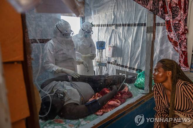 지난 6월 18일(현지시간) 콩고민주공화국 이투리주 르왐파라 치료소에서 의료진이 진료하고 있다.[AP=연합뉴스 자료사진. 재판매 및 DB 금지]