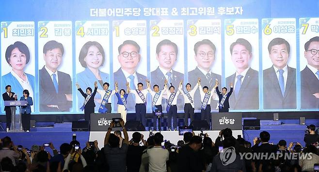 당원들에게 인사하는 당대표·최고위원 후보들 (대전=연합뉴스) 황광모 기자 = 더불어민주당 송영길(왼쪽 네번째부터), 정청래, 김민석 당대표 후보가 17일 대전 컨벤션센터에서 열린 제3회 더불어민주당 정기 전국당원대회에서 최고위원 후보들과 함께 당원들에게 인사하고 있다. 왼쪽부터 더불어민주당 최민희·김용·서미화· 최고위원 후보, 송영길·정청래·김민석 당대표 후보, 한민수·이성윤·박선원 최고위원 후보. 2026.8.17 [공동취재] hkmpooh@yna.co.kr