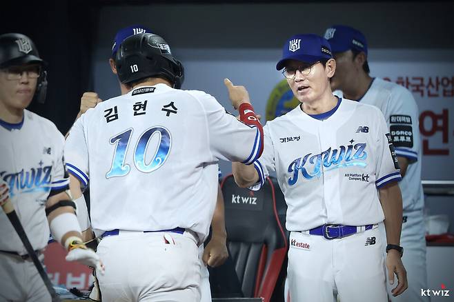 지난 15일 수원 kt위즈파크에서 열린 2026 신한SOL KBO리그 키움 히어로즈와 kt 위즈의 경기에서 이강철 kt 감독이 득점에 성공한 김현수를 맞이하고 있다.