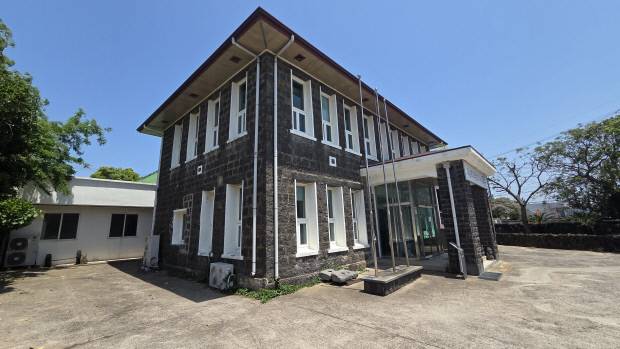 원래 대정골 인성리에 있던 대정면사무소 청사는 1934년 대정초등학교 동쪽(서귀포시 상모대서로 17)으로 옮겨와 자리를 잡았다. 일제에 의해 모슬포항이 개발되면서 경제 중심지가 모슬포(상·하모리)로 이동된 데 따른 것이다.
