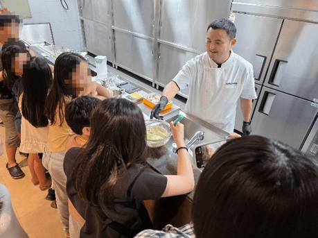 교촌치킨이 오산지역 아동을 위한 체험프로그램을 진행하고 있다. [제공=교촌에프앤비]