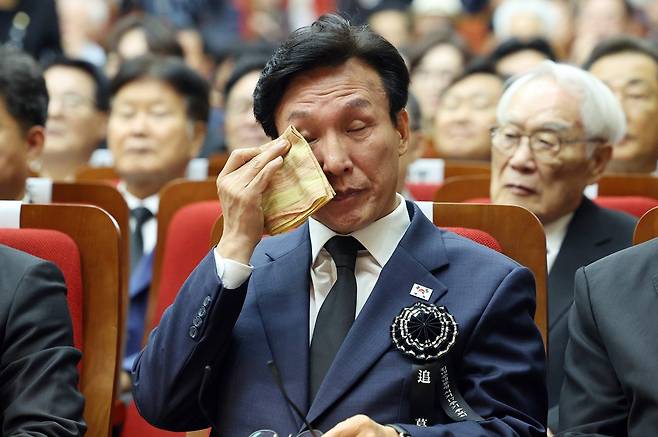 김민석 더불어민주당 대표가 18일 오전 서울 동작구 국립서울현충원 현충관에서 열린 김대중 대통령 서거 17주기 추모식에서 눈물을 훔치고 있다.
뉴시스