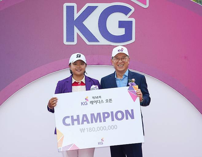 곽재선 KG그룹 회장(오른쪽)이 제14회 KG 레이디스 오픈에서 생애 첫 우승을 차지한 신다인에게 우승상금을 전달하고 있다. (사진=이데일리DB)