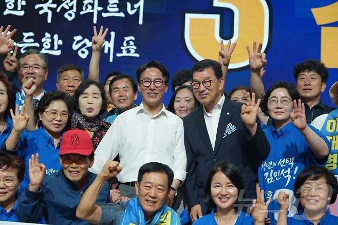 신정훈 더불어민주당 의원(나주·화순)이 8월 3일 김대중컨벤션센터에서 김민석 당대표 후보를 지지하고 있다.(신정훈 SNS. 재배포 및 DB 금지)