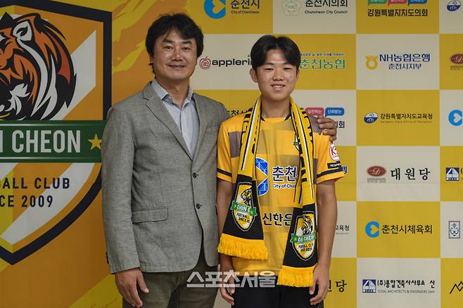 임관휘 춘천시민축구단 이사장이 구단 U18에서 활약한 배민준(춘천기계공업고등학교 3학년) 선수와 기념촬영을 하고 있다.  사진|춘천시민축구단