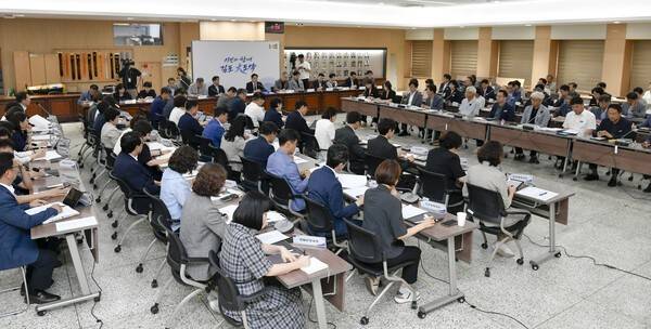 지난달 이기형 김포시장 주도로 진행된 민선9기 김포시 공약추진계획 보고회. 해당 보고회를 통해 당초 50억 원대로 알려졌던 김포FC의 횡령 사실이 80억 원대로 알려지게 됐다. /사진=김포시