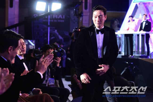 제40회 청룡영화상 시상식이 21일 인천 영종도 파라다이스시티에서 열렸다. 신인남우상을 수상한 '양자물리학'의 박해수가 무대로 오르고 있다.

김보라 기자 boradori@sportschosun.com/2019.11.21/