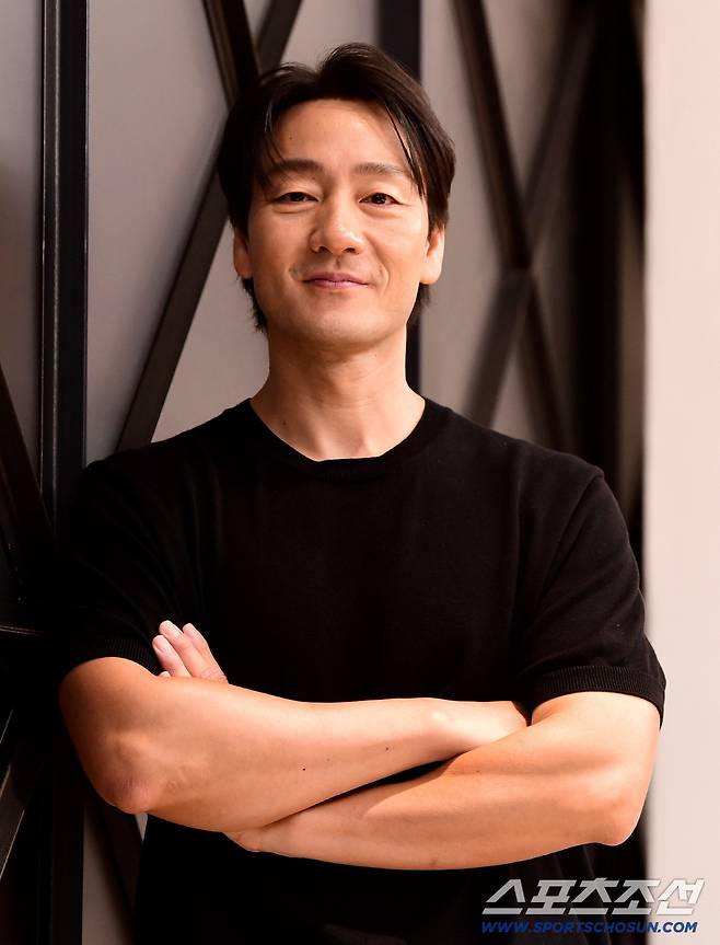 제5회 청룡시리즈어워즈에서 남우주연상을 수상한 배우 박해수가 본지와 인터뷰에 앞서 포즈를 취하고 있다. 논현동=송정헌 기자songs@sportschosun.com/2026.08.10/