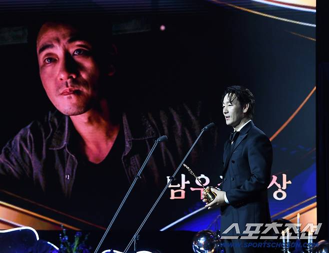 제5회 청룡시리즈어워즈(Blue Dragon Series Awards)가 31일 인천 파라다이스시티 크로마에서 열렸다. 남우주연상 수상한 박해수. 인천=송정헌 기자songs@sportschosun.com/2026.07.31/