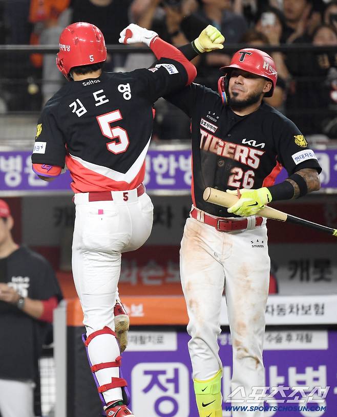 18일 대전 한화생명볼파크에서 열린는 KBO리그 한화와 KIA의 경기. 7회초 한화 이상규 상대 시즌 36호 솔로홈런을 날린 KIA 김도영. 대전=송정헌 기자songs@sportschosun.com/2026.08.18/