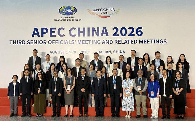 18일 중국 다롄 국제컨벤션센터에서 2026년도 APEC 기후심포지엄 참가자들이 카메라 앞에 섰다.