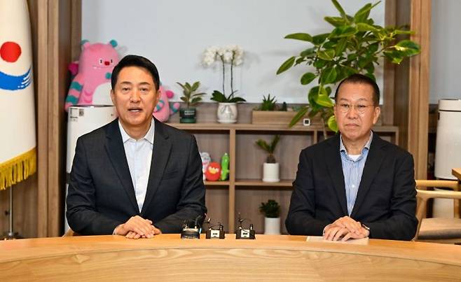 오세훈 서울시장이 18일 서울시청 집무실에서 권영세 국민의힘 의원과 용산공원 및 용산국제업무지구 주택공급 관련 논의를 하고 있다. 공동취재 연합뉴스