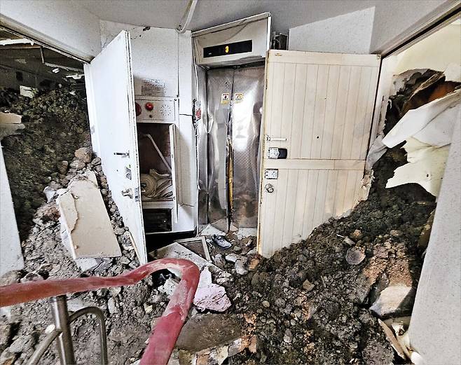 흙더미에 뚫리고… - 17일 오전 경남 거제시 옥포동에서 일어난 산사태로 밀려 들어온 토사가 집 안을 넘어 엘리베이터가 설치된 복도까지 흘러내려와 있다. /뉴스1