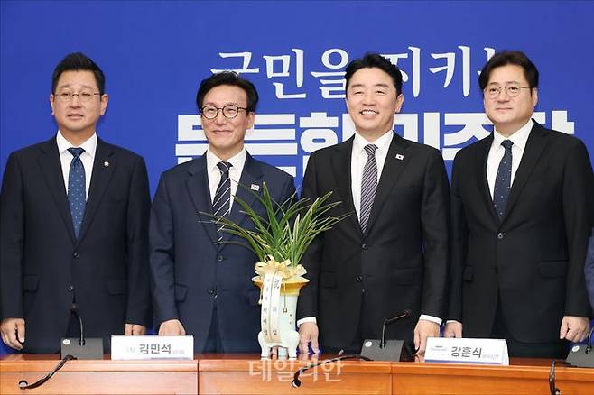 김민석 더불어민주당 신임 대표가 18일 오전 서울 여의도 국회에서 열린 강훈식 대통령 비서실장, 홍익표 청와대 정무수석 등과 기념촬영을 하고 있다. ⓒ데일리안 홍금표 기자