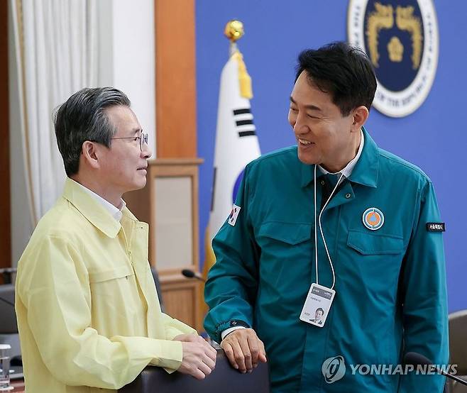 오세훈 서울시장과 김용범 정책실장이 18일 청와대에서 열린 제1회 을지국무회의에 참석해 대화하고 있다. 사진=연합뉴스