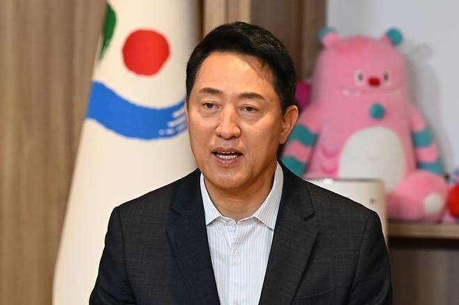 오세훈 서울시장이 18일 서울시청 집무실에서 국민의힘 권영세 의원과 면담하며 발언하고 있다.연합뉴스