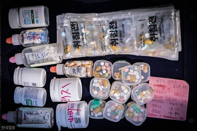 고 서영철 가습기살균제 피해자연대 대표의 빈소가 차려진 18일 서울 종로구 광화문광장에 서 대표가 생전 먹던 약들이 놓여 있다. 최주연 기자