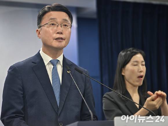 류제명 과학기술정보통신부 제2차관이 18일 정부서울청사에서 브리핑을 열고 독자 AI 파운데이션 모델 프로젝트 2차 단계평가 결과에 대해 발표하고 있다. [사진=안세준 기자]