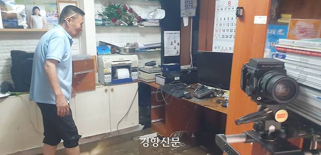 18일 경남 거제시 옥포동 한 사진관 주인이 카메라 등 침수된 정밀 장비를 밖으로 꺼내 손질하고 있다. 김정훈 기자