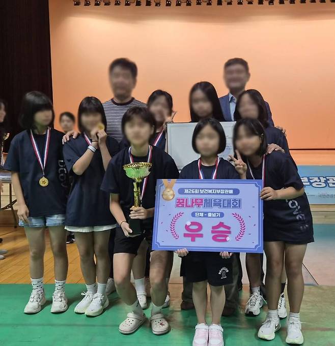 제26회 보건복지부장관배 보호대상아동 꿈나무 체육대회 줄넘기 종목에서 단체전 1위를 차지한 경기남부아동복지협회 소속 참가 아동들이 기념촬영을 하고 있다. 플랜비스포츠 제공