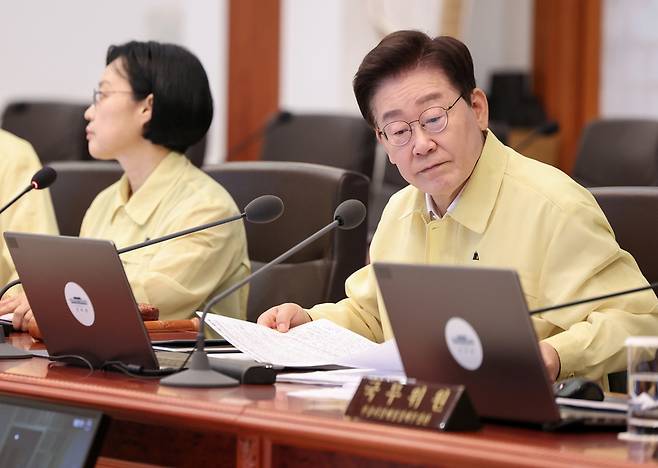 이재명 대통령이 오늘(18일) 청와대에서 열린 제1회 을지국무회의에서 자료를 살펴보고 있다. / 사진=연합뉴스