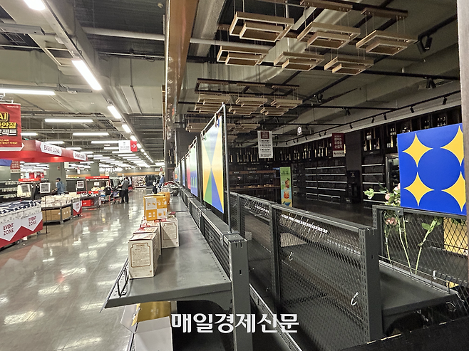 18일 오전 방문한 홈플러스 강서점. 텅 빈 와인·위스키 코너가 가벽으로 막혀있다. [변덕호 기자]