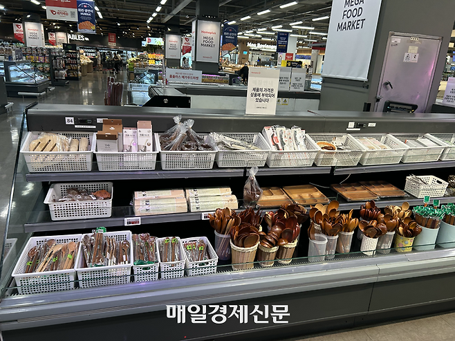 신선식품이 진열되어 있어야 할 매대에 각종 주방용품이 깔려있다. [변덕호 기자]