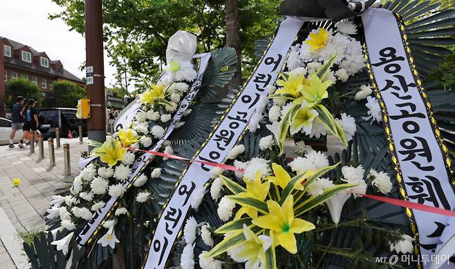 (서울=뉴스1) 박지혜 기자 = 9일 서울 용산구 용산어린이정원 입구에 정부의 용산공원 부지 주택 공급 검토에 반대하는 근조화환들이 줄지어 세워져 있다.  용산구 주민 1000여 명으로 구성된 ‘용산공원지키기 주민모임’은 정부가 용산기지 부지 일부인 용산어린이정원에 임대주택 등을 조성하는 방안을 검토하자 주거 환경 악화와 인근 주택의 자산 가치 훼손 등을 우려하며 반발하고 있다. 2026.8.9/뉴스1  Copyright (C) 뉴스1. All rights reserved. 무단 전재 및 재배포,  AI학습 이용 금지. /사진=(서울=뉴스1) 박지혜 기자