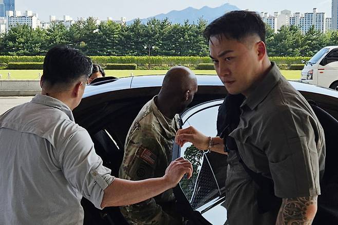[서울=뉴시스] 옥승욱 기자 = 도널드 트럼프 미국 대통령이 '을지 자유의 방패'(을지프리덤실드·UFS) 연습 축소를 지시한 가운데 제이비어 브런슨(가운데) 주한미군사령관 겸 유엔군사령관이 18일 오후 서울 용산구 국방부에서 안규백 국방부 장관을 만난 뒤 청사를 나서고 있다. 2026.08.18.  /사진=류현주