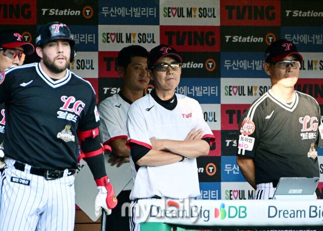 2일 오후 서울 잠실야구장에서 진행된 '2026 신한 SOL KBO 리그' LG 트윈스-두산 베어스의 경기. LG 염경엽 감독이 경기를 지켜보고 있다./곽경훈 기자