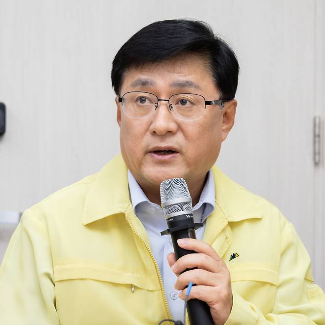 김성환 기후에너지환경부 장관이 18일 정부세종청사 기후부 기자실에서 열린 간담회에서 기자들의 질문에 답하고 있다. [기후에너지환경부 제공]