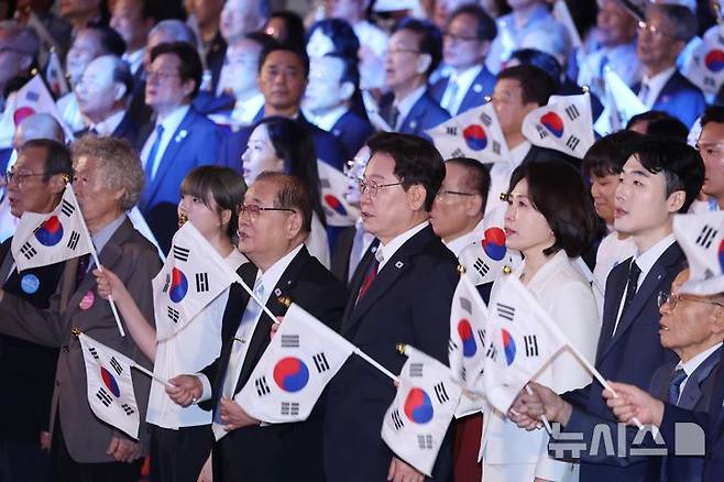 [서울=뉴시스] 조성봉 기자 = 이재명 대통령과 김혜경 여사가 15일 서울 종로구 세종문화회관에서 열린 제81주년 광복절 경축식에서 참석자들과&nbsp; 광복절 노래를 제창하고 있다.(청와대통신사진기자단) 2026.08.15.&nbsp;suncho21@newsis.com