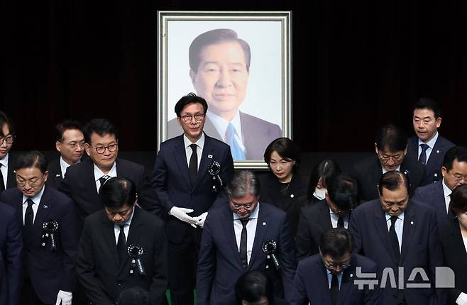 [서울=뉴시스] 이영환 기자 = 김민석 더불어민주당 대표와 전·현직 의원들이 18일 오전 서울 동작구 국립서울현충원 현충관에서 열린 김대중 대통령 서거 17주기 추모식에 참석해 헌화를 마친 후 이동하고 있다. 2026.08.18. 20hwan@newsis.com