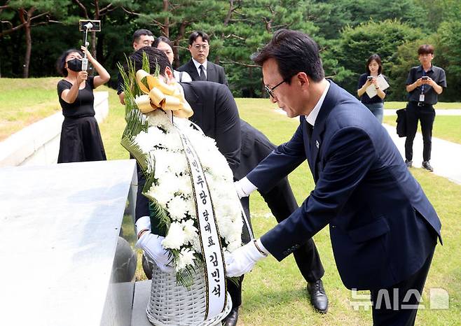 [서울=뉴시스] 박영태 기자 = 김민석 더불어민주당 신임대표가 18일 오전 서울 용산구 효창공원 삼의사 묘역에 헌화하고 있다. 2026.08.18. since1999@newsis.com