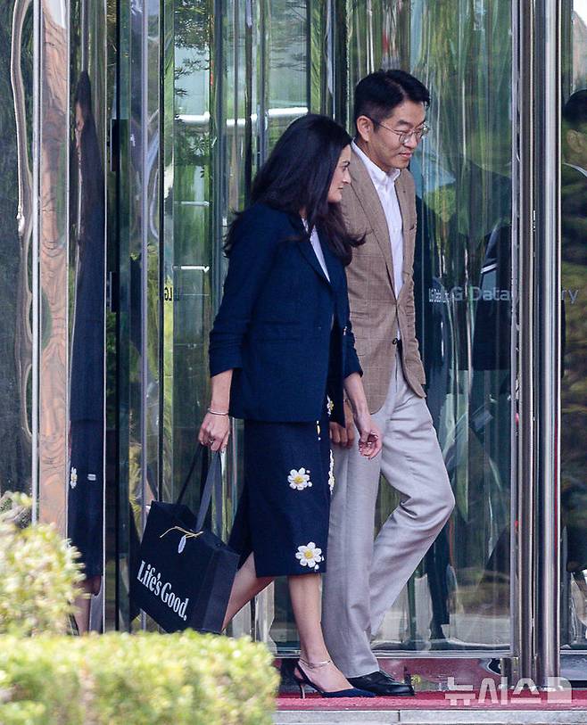 [서울=뉴시스] 김명년 기자 = 젠슨 황의 장녀인 매디슨 황 엔비디아 옴니버스·로보틱스 제품 마케팅 수석 이사가 18일 오전 서울 서초구 LG전자 양재 연구개발(R&D) 캠퍼스 데이터팩토리에서 로보틱스 파트너십 논의를 마치고 이동하고 있다. 2026.08.18. kmn@newsis.com