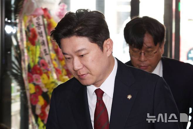 [서울=뉴시스] 고범준 기자 = 진종오 국민의힘 의원이 18일 서울 영등포구 국민의힘 중앙당사에서 열린 중앙윤리위원회(윤리위)에 출석하고 있다. 2026.08.18. bjko@newsis.com