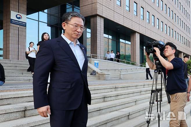 [과천=뉴시스] 조성우 기자 = 청와대에 사직서를 제출한 정성호 법무부 장관이 18일 경기도 과천시 정부과천청사 법무부를 나서고 있다. 2026.08.18. xconfind@newsis.com