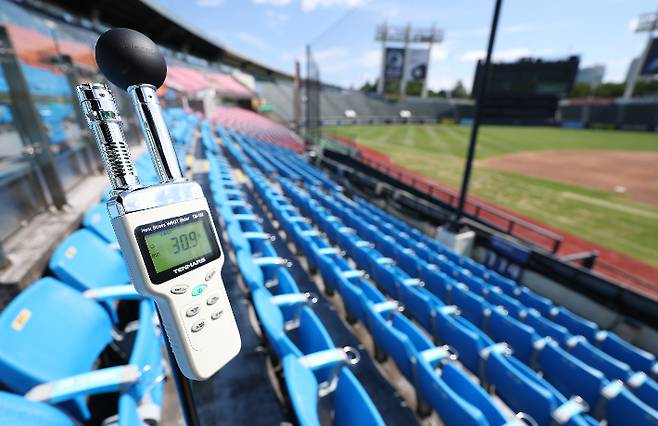 11일 서울 잠실야구장 관중석에 한국야구위원회(KBO) 경기운영위원이 세워둔 온도계가 놓인 모습. 연합뉴스