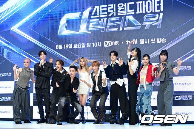 [OSEN=최규한 기자] 18일 오전 서울 논현동 엘리에나 호텔에서 &nbsp;Mnet ‘스트릿 월드 파이터 : 디렉터스 워’(이하 ‘스디파’) 제작발표회가 열렸다.‘스디파’는 최고 퍼포먼스 디렉터 10인이 오롯이 자신의 이름을 '디렉터 크레딧'에 올리기 위해 펼치는 치열한 작품 전쟁이다. 스트릿 시리즈 최초의 개인전이자 혼성(All-Gender) 대결로 일찍이 기대를 모았다.안무가 나인, 레난, 바다, 백구영, 베이비주, 시미즈, 인규, 정민준, 캐스퍼, 해쉬가 포토타임을 하고 있다. 2026.08.18 / dreamer@osen.co.kr