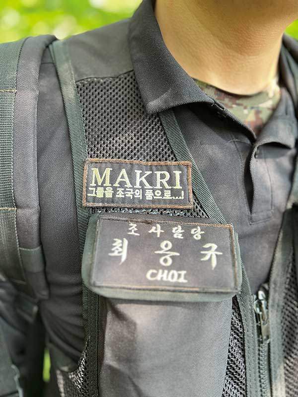 그들이 가슴에 달고 다니는 명찰에 눈길이 갔다.