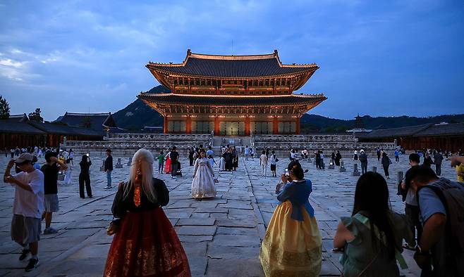 지난해 9월 3일 열린 '2025년 하반기 경복궁 야간관람' 행사에서 시민들이 궐내를 둘러보고 있다. 뉴스1
