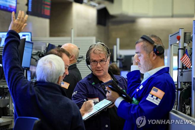 17일(현지시간) 뉴욕증권거래소(NYSE) 트레이더들 [로이터=연합뉴스]
