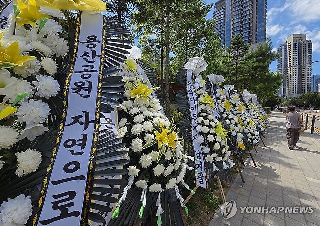 용산공원 어린이정원 입구 인근에 놓인 주택 조성 반대 근조 화환들 [연합뉴스 자료사진]