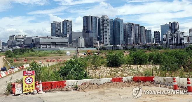 용산 국제업무지구 2028년말 주택 착공 추진 (서울=연합뉴스) 한종찬 기자 = 국토교통부가 13일 발표한 '주택 신속 공급 방안'에 따르면 서울시와 공급 물량을 두고 갈등을 벌이고 있는 용산 국제업무지구에서는 서울시·용산구와 협의해 2028년 말 주택 착공을 추진한다고 밝혔다. 사진은 이날 서울 용산국제업무지구. 2026.8.13 saba@yna.co.kr