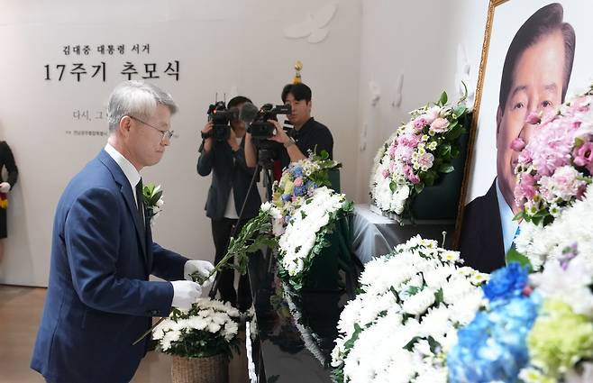 헌화하는 민형배 전남광주특별시장 [전남광주통합특별시 제공.재판매 및 DB금지]