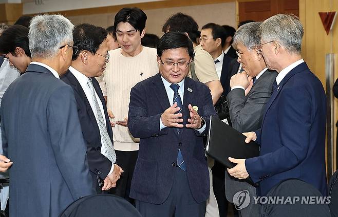 김성환 기후에너지환경부 장관(가운데)이 12일 서울 중구 한국전력공사 경인건설본부에서 열린 호남권ㆍ용인 반도체 메가프로젝트 전력공급 협약식에서 김용관 삼성전자 사장(오른쪽 두번째), 염성진 SK하이닉스 사장(왼쪽 두번째)과 대화하고 있다. [연합뉴스 자료사진]