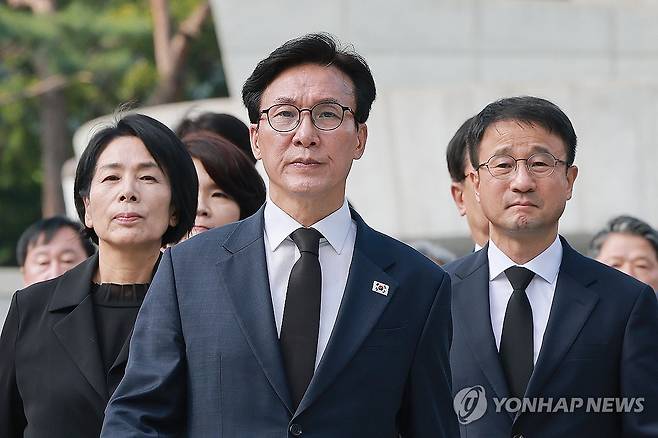 국립서울현충원 현충탑 참배 마친 민주당 김민석 신임 대표 (서울=연합뉴스) 신현우 기자 = 더불어민주당 김민석 신임 대표(가운데)가 18일 서울 동작구 국립서울현충원에서 최민희 신임 최고위원(왼쪽), 한병도 원내대표와 현충탑을 참배한 뒤 이동하고 있다. 2026.8.18 nowwego@yna.co.kr