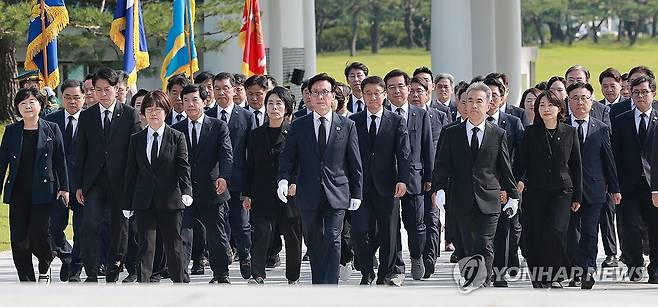 국립서울현충원 현충탑 향하는 민주당 신임 지도부 (서울=연합뉴스) 신현우 기자 = 더불어민주당 김민석 신임 대표가 18일 서울 동작구 국립서울현충원에서 최민희 신임 최고위원, 한병도 원내대표 등과 현충탑으로 향하고 있다. 2026.8.18 nowwego@yna.co.kr