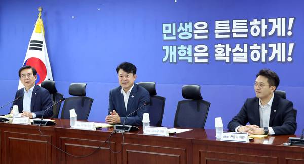 국회 국토교통위원회 더불어민주당 복기왕 간사(가운데)와, 정일영(왼쪽), 전용기 위원이 19일 국회 의원회관에서 열린 국토교통위 당정협의에 참석하고 있다. 2026.8.19 /연합뉴스