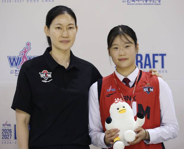 19일 충북 청주체육관에서 열린 2026-27 한국여자농구연맹(WKBL) 신인선수 드래프트 1라운드 2순위로 부산 BNK썸에 지명된 수피아여고 임연서(오른쪽)과 박정은 감독.  /연합뉴스